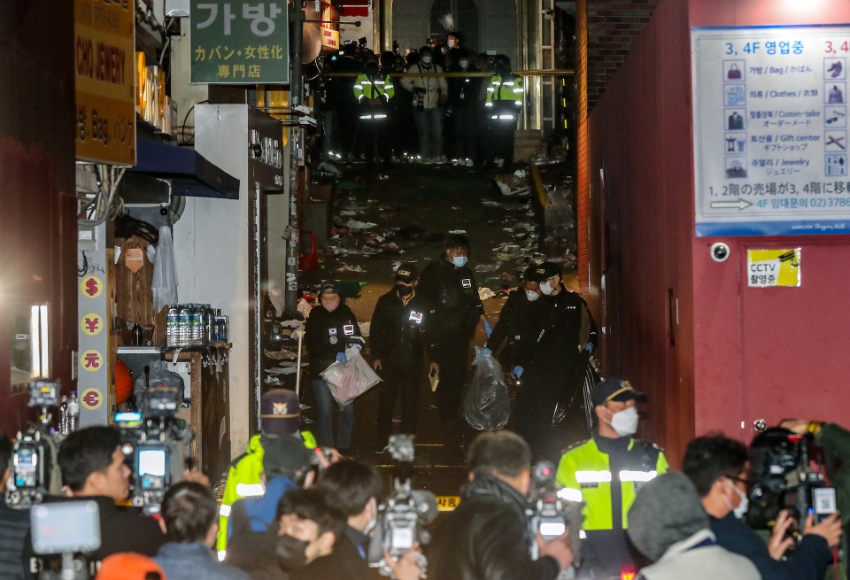 30일 오전 서울 용산구 이태원 일대에서 경찰 과학수사대원들이 압사 사고 현장을 조사하고 있다. 뉴스1