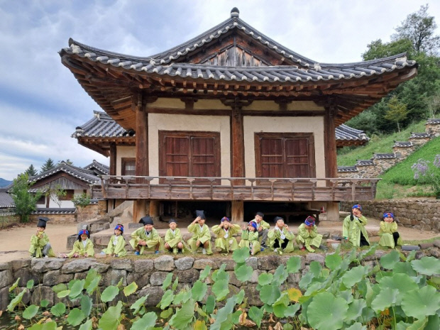 석주 이상룡 선생의 생가 ‘임청각’에서 고택. 종갓집 활용사업 1박 2일 체험에 참가한 청소년들.  사진=임청각 제공