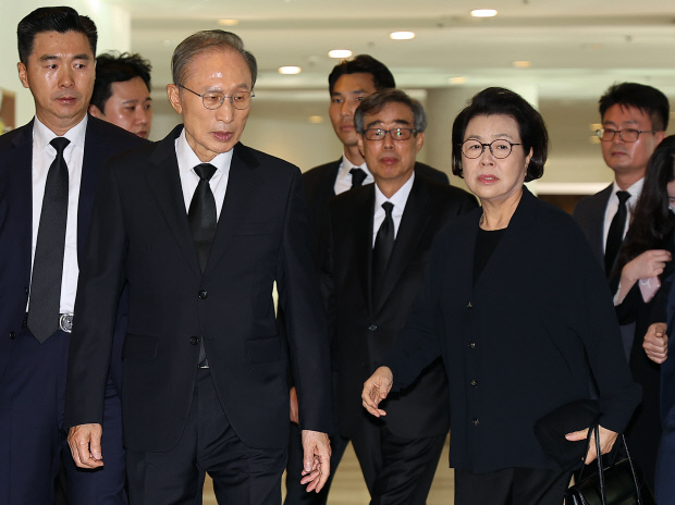 이명박 전 대통령과 부인 김윤옥 여사가 23일 오후 서울 송파구 아산병원 장례식장에 마련된 친형인 고(故) 이상득 전 의원 빈소로 향하고 있다. 제17대 국회에서 국회부의장을 지낸 이 전 의원은 이날 향년 89세, 노환으로 별세했다. 발인은 26일 오전 6시30분 서울 강남구 소망교회 선교관에서 엄수될 예정이다.