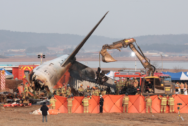 29일 오전 9시 3분께 전남 무안국제공항에서 181명이 탑승한 여객기가 추락해 소방대원들이 사고 수습 작업을 하고 있다. 사고가 난 항공기는 방콕발 제주항공 2216편으로, 랜딩기어 고장으로 동체 착륙하던 중 사고가 난 것으로 파악되고 있다. <br>