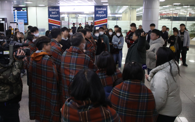 29일 부산 강서구 대저동 김해공항에서 홍콩행 에어부산 항공기에서 화재가 발생한 가운데 사고 항공기에서 탈출한 승객들이 공항을 빠져나오고 있다. 2025.1.29/뉴스1