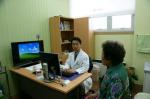 김욱하 포항우리들병원 신경외과 과장이 척추관협착증 환자를 진료하고 있다.