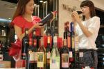 롯데백화점 포항점은 19일부터 28일까지 지하 1층 식품매장에서 쿨 섬머 와인 페스티벌을 연다.