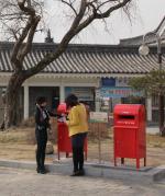 [경북도민일보]  경주 보문관광단지 내 보문호반길에 느림의 미학을 느낄 수있는 ‘느린 우체통’이 등장했다. 경북도관광공사가 최근 설치한 느린 우체통은 시민과 관광객들이 엽서에 사연을 적어 넣으면 올 7월이나 내년 초에 주소지로 배달해 준다. 보문단지 사계절을 담은 엽서는 경북관광홍보관과 우체통 옆 오리배 매표소에 비치돼 있어 누구나 무료로 사용할 수 있다. 사진=경북도관광공사 제공