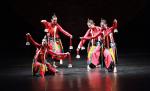 김동은 무용단 공연장면으로 단원들이 전통춤을 재해석한 무대를 선보이고 있다.