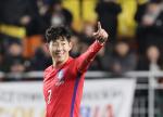 10일 경기 수원월드컵경기장에서 열린 한국 대 콜롬비아 축구대표팀 평가전 경기에서 손흥민이 2대1 승리로 경기를 마치고 기뻐하고 있다.