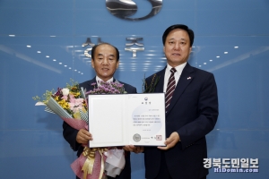 김태희(왼쪽) 장애인후원회 회장이 보건복지부 장관 표창을 받은 기념촬영을 하고 있다.