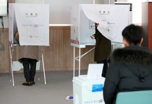 대구통합공항 이전지 결정을 위한 군위·의성 주민투표가 실시된 21일 군위군 주민들이 군위읍사무소에 마련된 투표소에서 투표하고 있다. 뉴스1