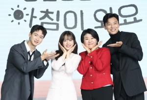 배우 장동윤(왼쪽부터)와 박보영, 이정은, 연유진이 1일 서울 종로구 JW메리어트 동대문스퀘어 서울에서 열린 넷플릭스 시리즈 ‘정신병동에도 아침이 와요’ 제작발표회에서 포즈를 취하고 있다.

‘정신병동에도 아침이 와요’는 정신건강의학과 근무를 처음 하게 된 간호사 다은(박보영 분)이 정신병동 안에서 만나는 세상과 마음 시린 사람들의 다양한 이야기를 그린 작품이다. 2023.11.1/뉴스1