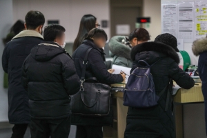 코로나19 여파로 지난해 고용시장 동향이 IMF 외환위기 이후 가장 나쁜 수준을 기록한 13일 서울 마포구 서울서부고용복지플러스센터에서 시민들이 실업급여 수급자격 신청을 하기 위해 서류를 작성하고 있다. 

이날 통계청이 발표한 ‘2020년 12월 및 연간 고용동향’에 따르면 지난해 취업자는 2천690만4천명으로 1년 전보다 21만8천명 감소, 1998년이래 최대 감소폭을 기록했다. 실업자는 전년보다 4만5천명 늘어난 110만8천명으로 2000년 이후로 가장 많은 수를 기록했다. 2021.1.13/뉴스1