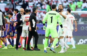 이란 선수들이 3일(현지시간) 카타르 알라이얀 에듀케이션 시티 스타디움에서 열린 2023 아시아축구연맹(AFC) 카타르 아시안컵 8강전 이란과 일본의 경기에서 2-1로 승리하며 4강 진출에 성공하자 기뻐하고 있다. 2024.2.3/뉴스1