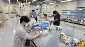 지난 2022년 영진전문대학교 정밀기계공학과 1기 학생들이 일본 도쿄에서 진행한 선진 금형 기술 연수에 참여, 알루미늄 부식 표면 처리 실습을 하고 있다. 사진=영진전문대 제공