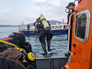 포항해경은 지난 13일 실종된 어선 A호 선장을 찾기 위해 유관기관과 함께 해상과 해변가를 수색 중에 있다. 사진은 수중수색 차 입수 중인 모습.
