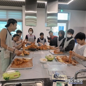 아이들의 꿈과 끼를 발전시켜 주는 방과후 학습 재미있는 체험한국어 수업 가운데 김치담그기 요리수업이 진행되고 있다.