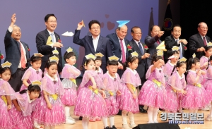 경북도는 8일 경북도청 동락관에서 제52회 어버이날 기념행사를 개최했다.