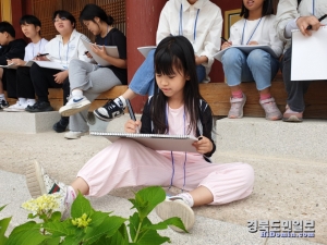 포항 보경사 전통산사문화유산 활용사업에 참가한 어린이가 그림 그리기에 열중하고 있다.