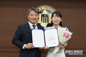 이승환 총장이 대상을 수상한 곽경애(사회복지과 3학년) 학생과 기념촬영을 하고 있다.
