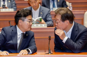 이재명 더불어민주당 대표(오른쪽)와 박찬대 원내대표가 11일 오전 서울 여의도 국회에서 열린 의원총회에 참석해 대화하고 있다.
