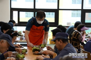 박종섭 구미경찰서이  금오종합사회복지관 을 찾아 ‘사랑의 배식’봉사를 했다.