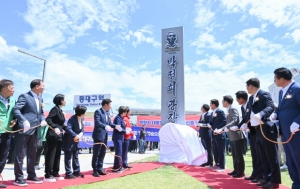 지난 14일 동대구역 광장 앞에서 열린 ‘박정희 광장’ 표지판 제막식에서 홍준표 대구시장, 이만규 대구시의회 의장, 강대식 국회의원, 대구시의원 등이 막을 걷어내고 있다. 사진=대구시 제공