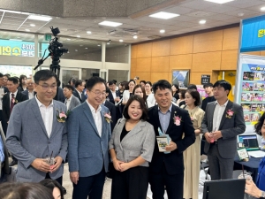 임종식 교육감이 ‘2024 경북수업나눔축제’ 행사장을 찾아 부스를 둘러보고 있다.