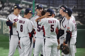 16일 오후 일본 도쿄돔에서 열린 ‘2023 아시아프로야구챔피언십(APBC)’ 대한민국과 호주의 경기에 앞서 대한민국 선수들이 대화를 하고 있다. 2023.11.16/뉴스1