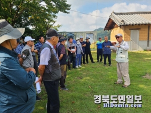 동대해문화연구소 회원의 북실마을 답사에서  김상조역사문화답사가가 해설을 하고 있다.