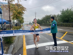 경산시청 소속 주현명 선수가 남자 20km 경보에서 1시간 24분 23초의 기록으로 1위로 들어오고 있다.