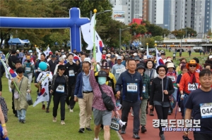 한국복지사이버대학이 주관한 독도수호 시민건강 걷기대회에 참여한 시민들이 태극기를 흔들며 걷는 모습