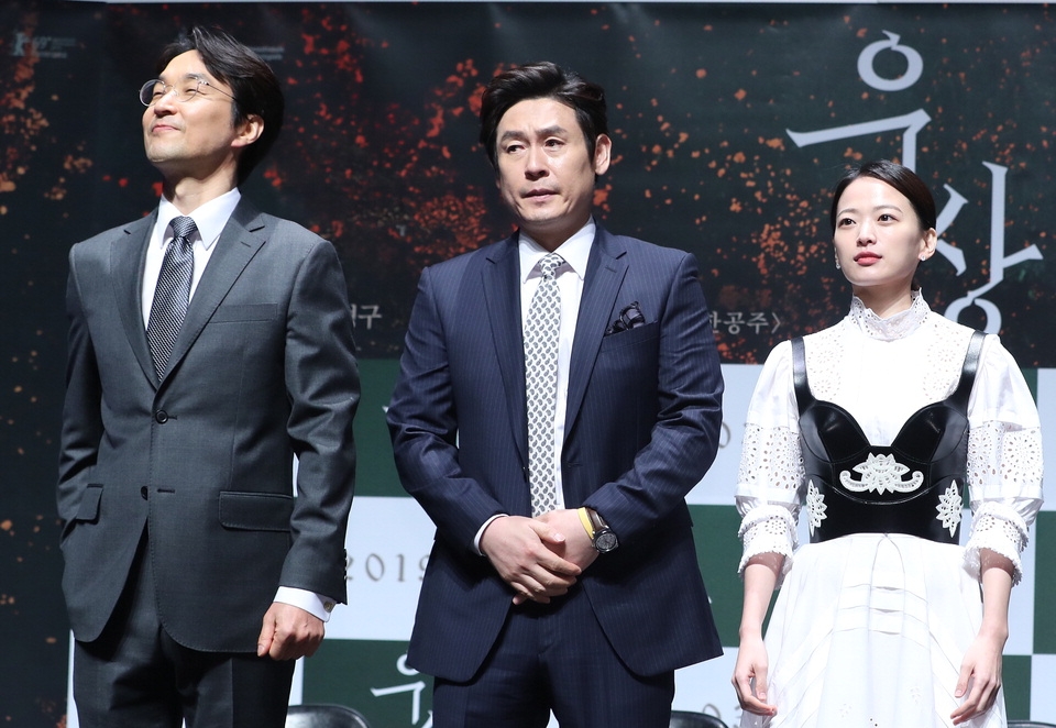 배우 한석규(왼쪽부터), 설경구, 천우희가 20일 영화 ‘우상’제작보고회에 참석해 인사를 하고 있다.