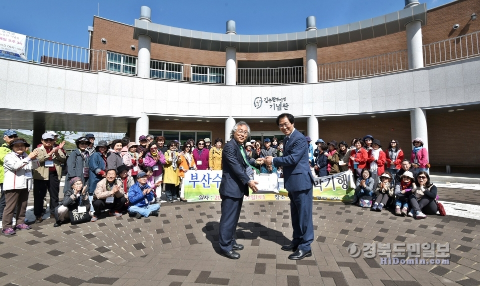김기덕 부군수(오른쪽)가 부산 수필 문인회와 일연선사 연구회 일원들을 맞아 환영 인사를 하고 선물을 전달하고 있다.