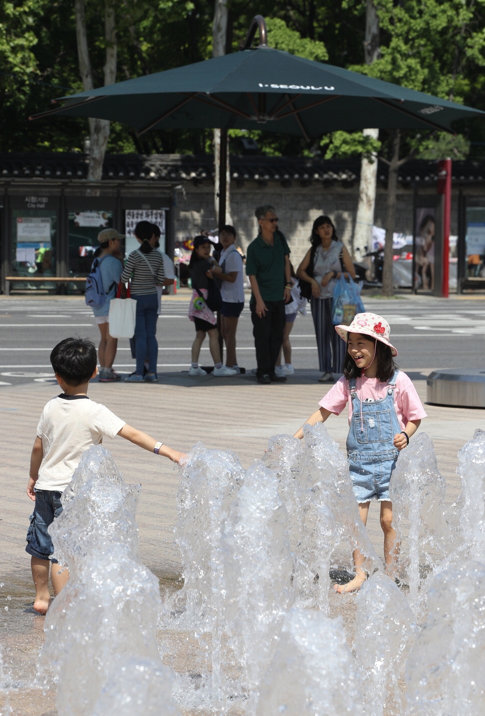 지난 26일 오전 서울 중구 서울광장 바닥분수에서 어린이들이 물놀이를 즐기며 더위를 식히고 있다. 기상청은 이날 서울 낮 최고기온이 30도까지 오르는 등 전국이 여름 더위를 나타낼 것으로 예보했다. 뉴스1