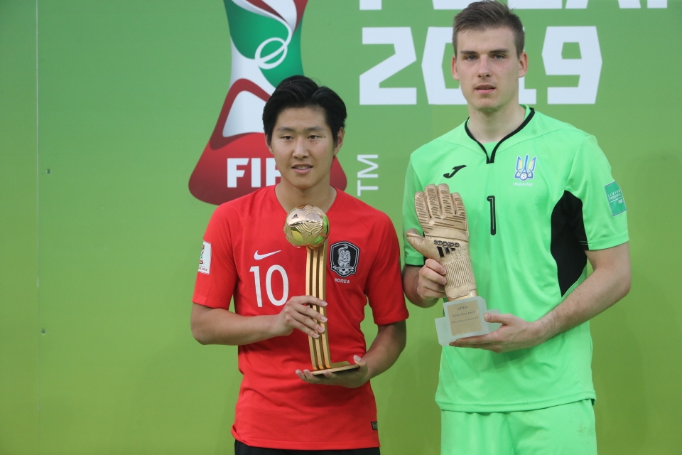 U-20 대한민국 대표팀 이강인이 16일 오전(한국시간) 폴란드 우치 스타디움에서 열린 '2019 국제축구연맹(FIFA) U-20 월드컵' 결승전 대한민국과 우크라이나의 경기를 마치고 골든볼을 수상하고 있다. 뉴스1