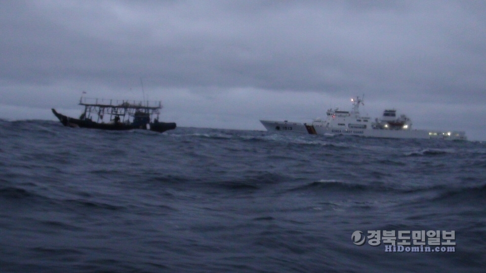 동해 해경 1513함이 22일 오전 10시 40분 북한어선(5t급 목선, 7명)을 북쪽으로 유도하고 있다.
