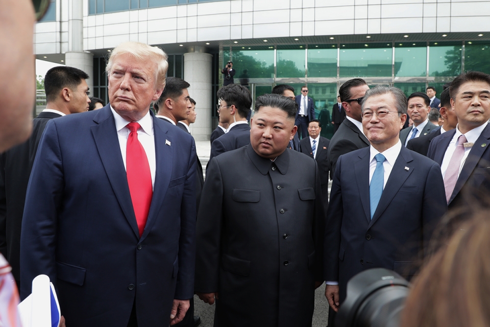문재인 대통령과 도널드 트럼프 미국 대통령이 지난 6월 30일 오후 판문점에서 김정은 북한 국무위원장을 만나 대화나누고 있다.