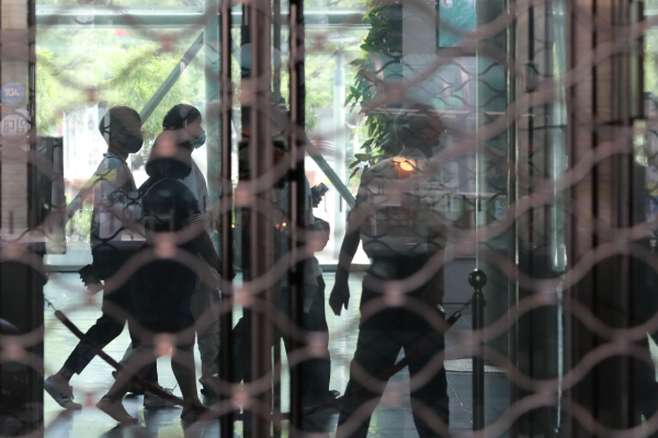 서울시청 직원들이 19일 오후 신종코로나바이러스(코로나19) 확진자가 발생해 전층 폐쇄 조치된 시 청사를 빠져나오고 있다. 뉴스1
