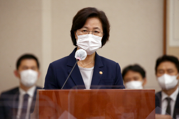 추미애 법무부 장관이 1일 오후 서울 여의도 국회에서 열린 법제사법위원회 전체회의에서 발언하고 있다.