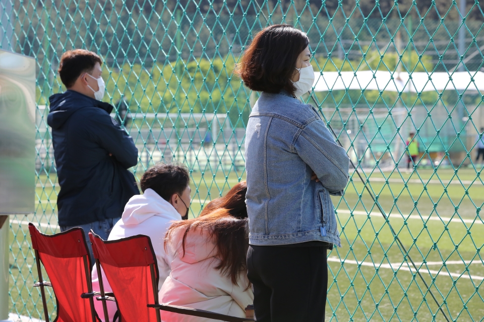 엄마 아빠도 집중 경기장 안으로 들어가지 못한 학부형들이 밖에서 초조하게 경기를 지켜보고있다.