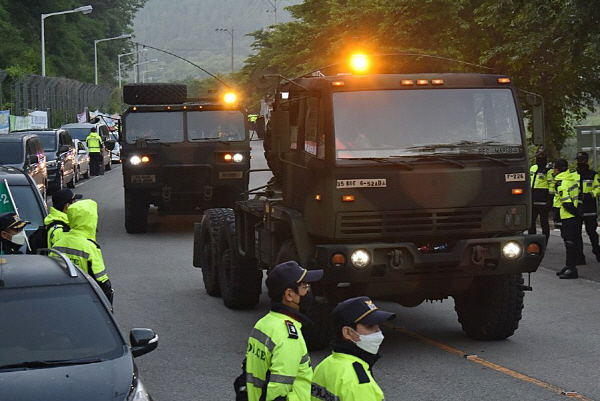 29일 오전 경북 성주군 초전면 소성리에 경찰병력이 배치된 가운데 주한미군 사드(THAAD·고고도미사일방어체계) 기지를 향해 군 장비를 실은 트럭이 이동하고 있다. 뉴스1