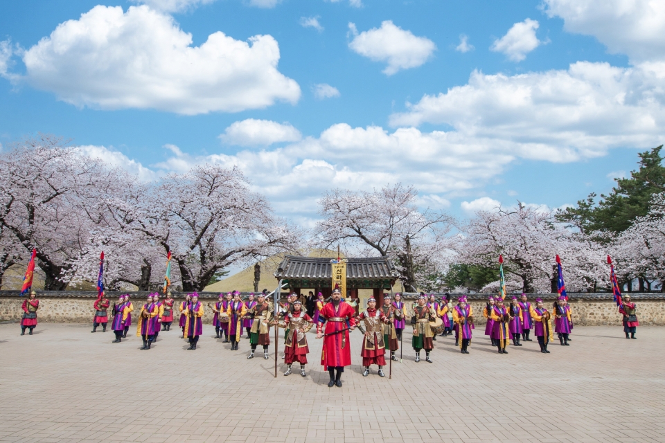 경주시가 2025 APEC 정상회의 유치를 기원하는 고품격 문화예술 공연을 선보인다. 사진은 지난해 3월 벚꽃시즌을 맞아 경주 신라고취대가 분황사에서 야외 특별공연을 펼치고 있다.