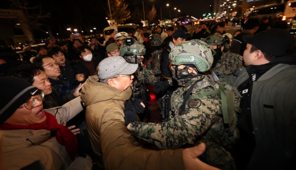 윤석열 대통령이 전격적으로 계엄령을 선포한 4일 새벽 서울 여의도 국회 앞에서 계엄군과 시민들이 대치하고 있다. 뉴스1<br>