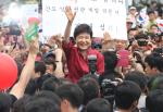 새누리당 유력 대선주자인 박근혜 전 비대위원장이 10일 오전 영등포 타임스퀘어에서 열린 18대 대통령선거 후보 출마 선언식에서 지지자들에게 손을 흔들고 있다. 연합