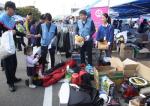 16일 포항종합경기장에서 열린 `2012 행복한가게 나눔장터’ 행사현장을 찾은 한 시민이 자녀와 함께 전시된 물품을 살펴보고 있다.