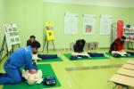 시민들이 포스코 글로벌 안전센터에서 심폐소생술을 배우고 있다.