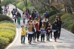 포항제철소 여성 엔지니어들이 7일 포스코 어린이집 아동들과 청송대 주변 산책로를 걷고 있다.