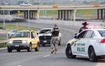 텍사스주(州)경찰과 군인들이 포트 후드 기지 앞 도로를 통제 하고 있다. 연합