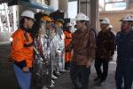 권오준(오른쪽 맨앞) 포스코 회장이 인도네시아 크라카타우포스코 제철소 현장에서 직원을 격려하고 있다.