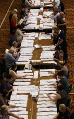 영국 사우샘프턴에서 25일(현지시간) 유럽의회 선거 개표작업이 진행되고 있다. 연합