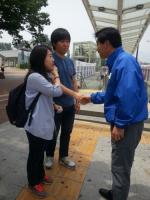 오중기 새정치민주연합 경북도지사 후보가 영남대학교에서 학생들을 대상으로 `사전투표 홍보캠페인’을 벌이고 있다. 사진=오중기 캠프 제공