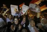 이집트 대선이 막을 내린 가운데 29일(현지시간) 새벽 카이로 타히르 광장에서 압승이 확실시되는, 전 국방장관 압델 파타 엘시시(60) 후보 지지자들이 그의 포스터와 국기를 들고 환호하고 있다. 연합